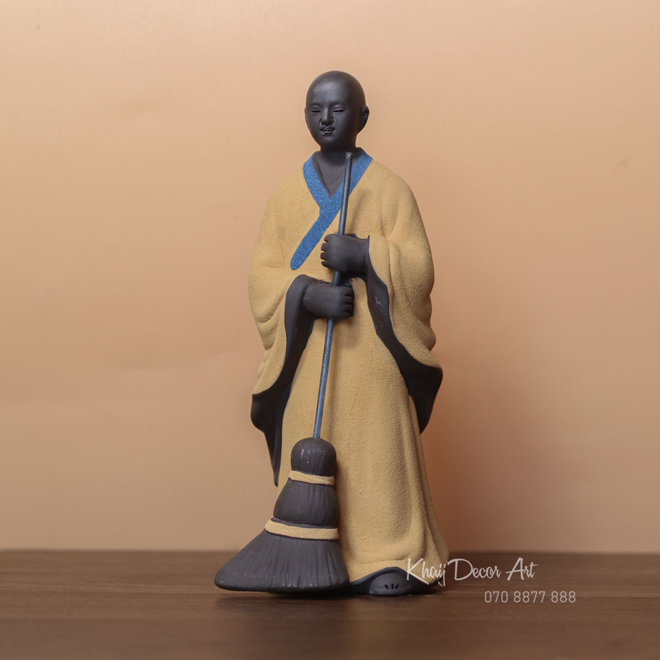 Tượng Nhà Sư Quét Lá Gốm Tử Sa Tg09