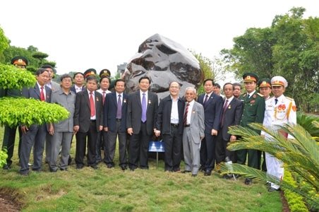Chủ tịch Quốc Hội Nguyễn Sinh Hùng và các đại biểu chụp ảnh bên khối Corindon 