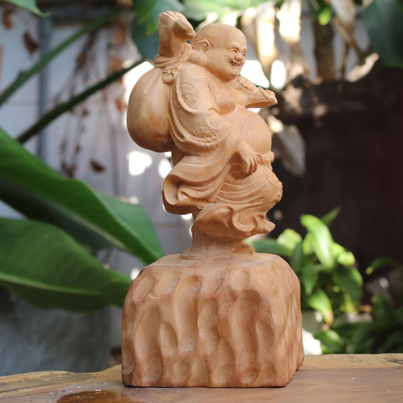 Tượng Di Lặc Gỗ Bách Tùng